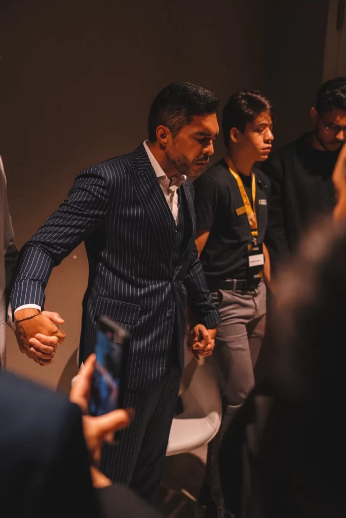 Participantes se cumprimentando durante uma dinâmica do evento