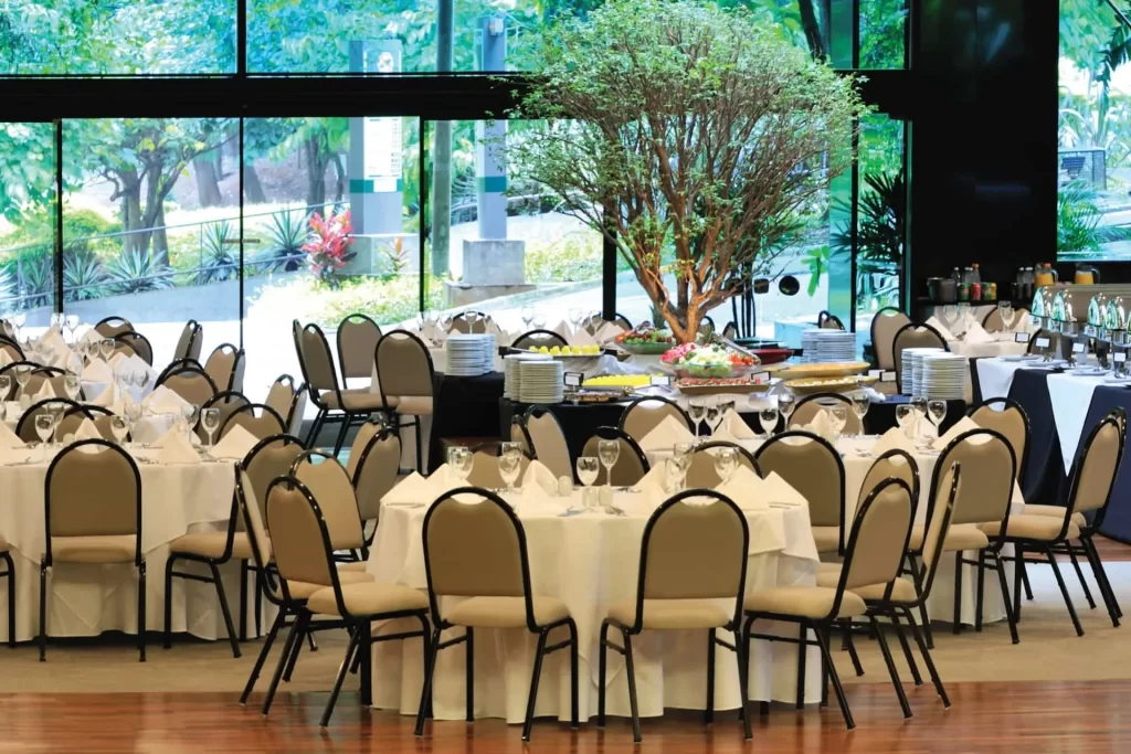 Salão de eventos do Tivoli Mofarrej São Paulo Hotel montado para banquete